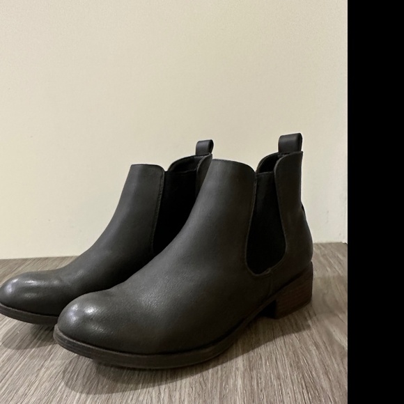 DLG Women’s Size 7 Brown Vegan Leather Chelsea Boot - Picture 2 of 9